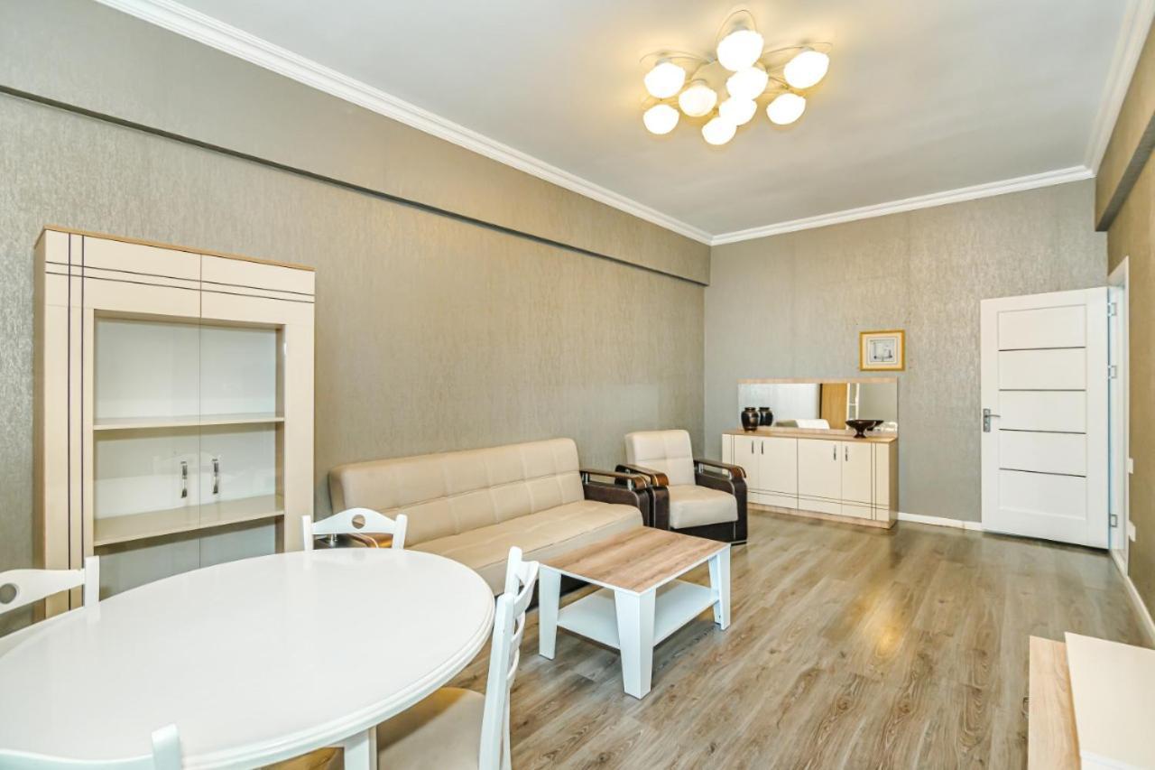 M Estate 1 Room Targovu Baky Esterno foto